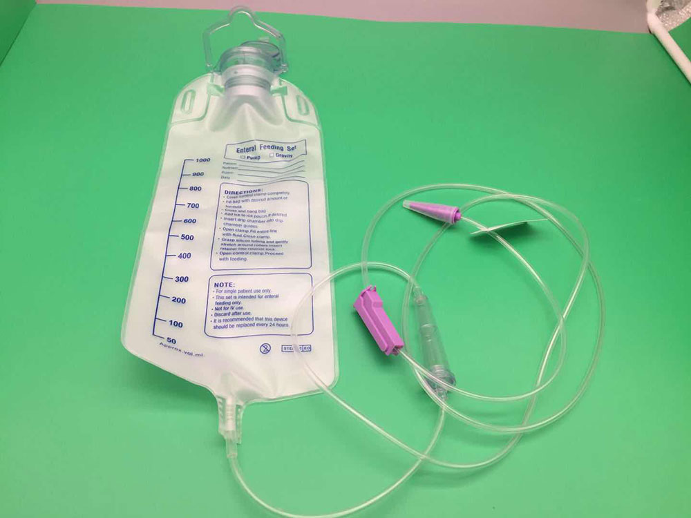 Enteral feeding bag set